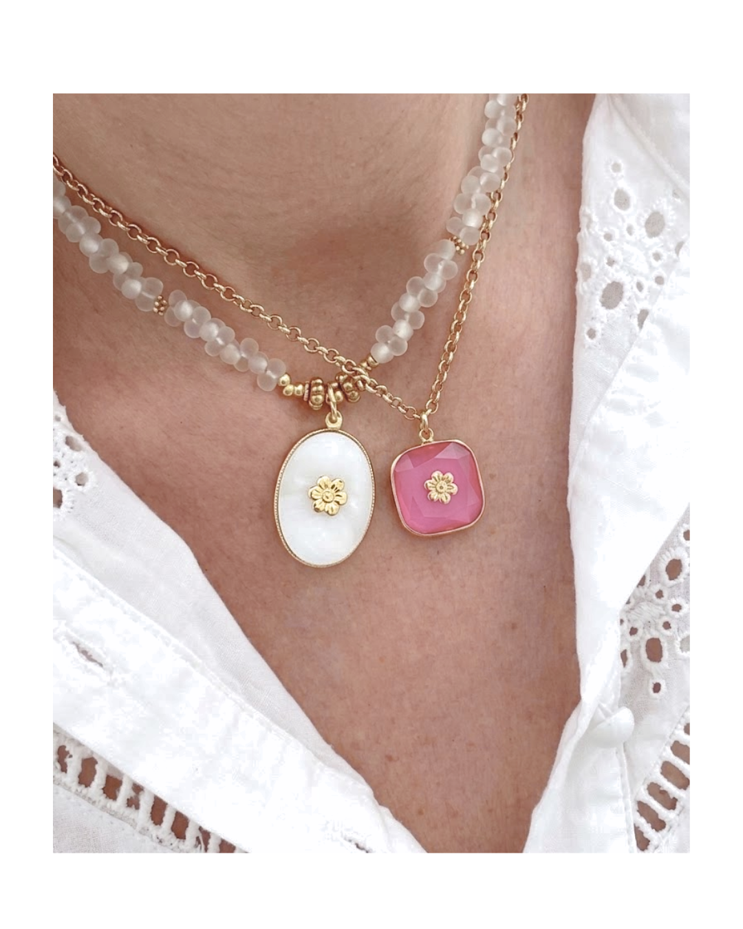 Collier pendentif cristal rose  sa fleur dorée