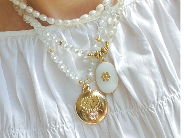 Collier fantaisie doré & sa perle lumineuse