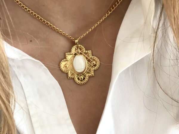 Collier pierre ovale