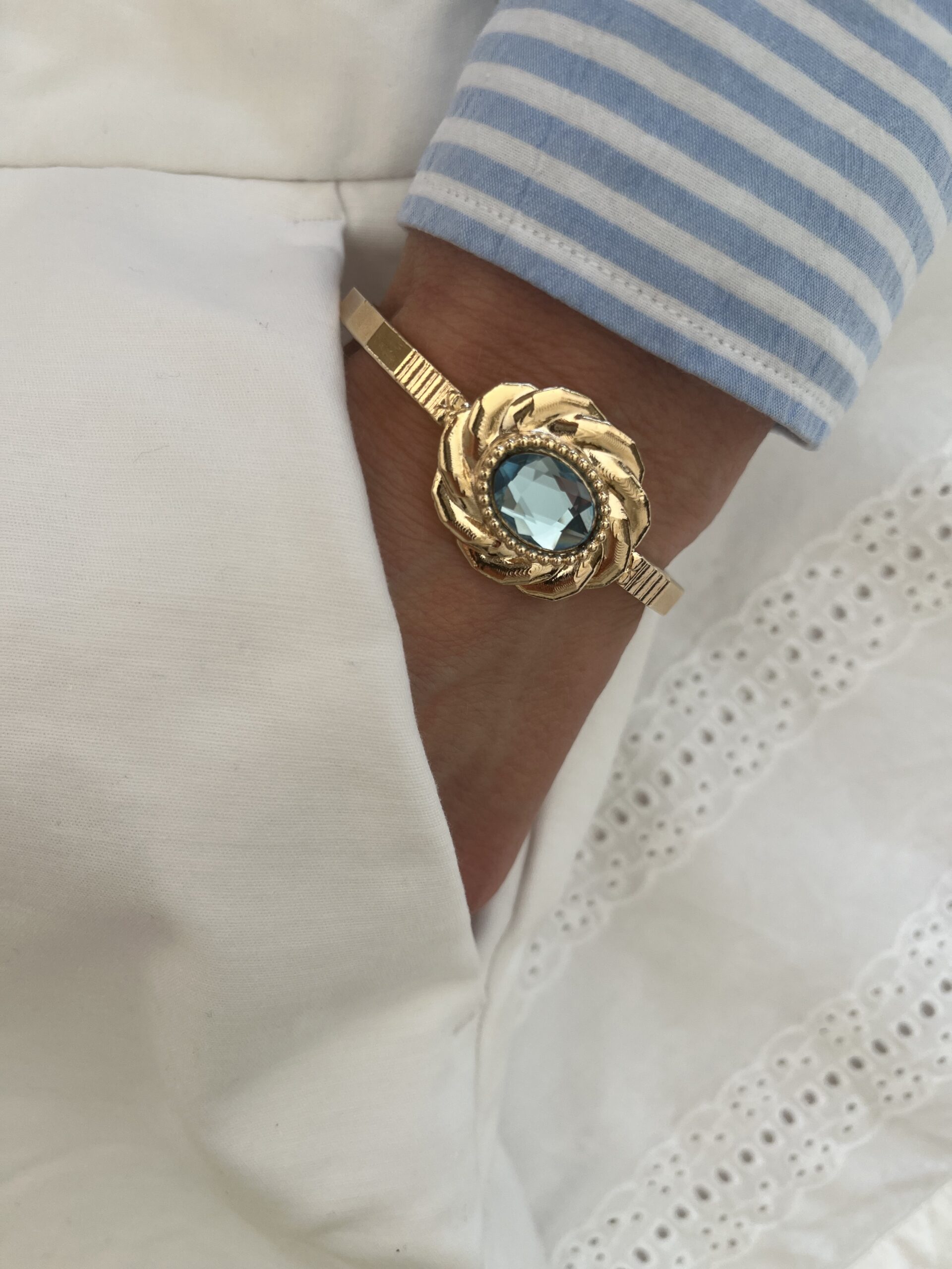 Bracelet jonc femme doré & sa perle bleu lagon – Image 3