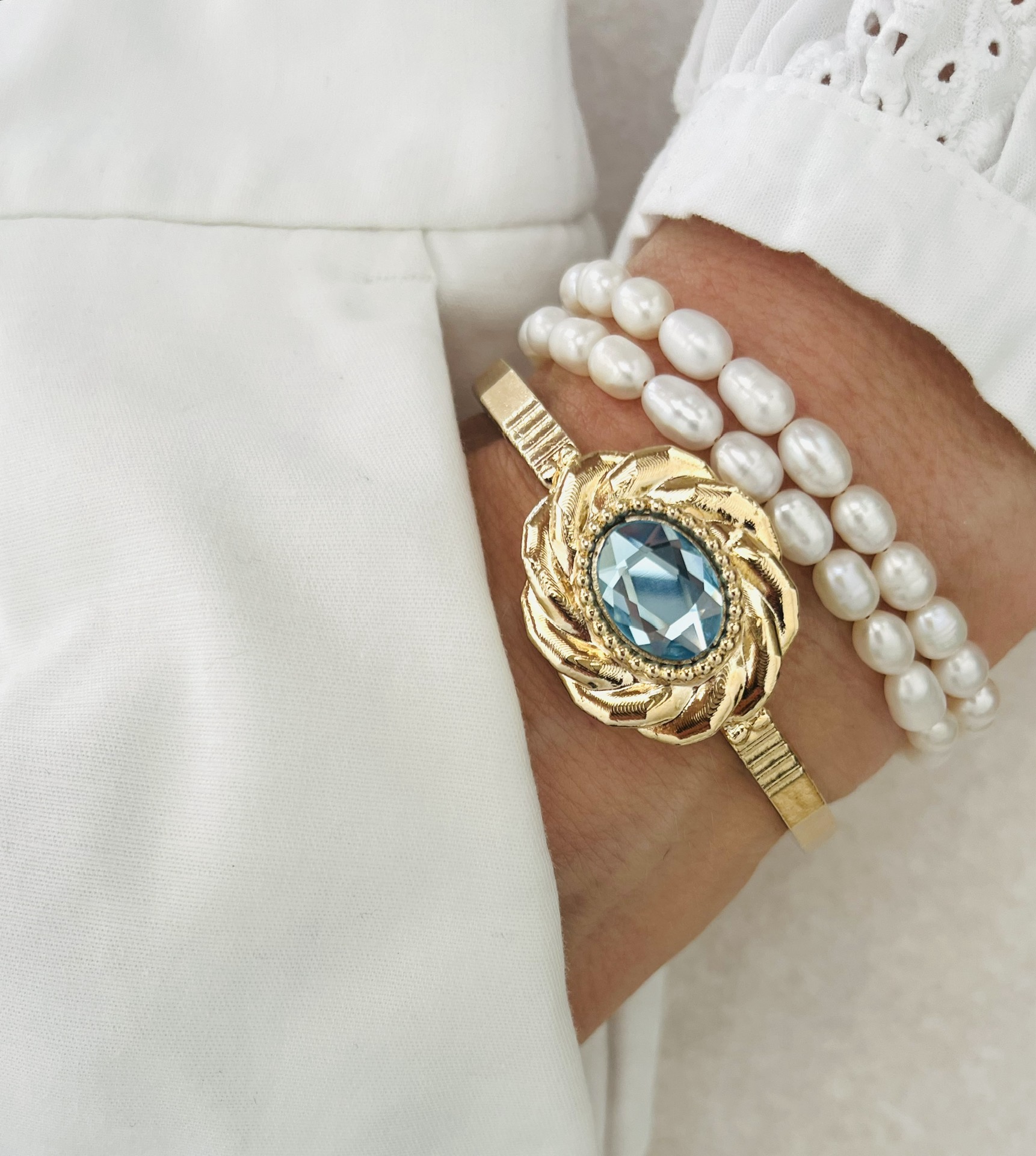 Bracelet femmes et sa perle lumineuse à facettes bleu lagon