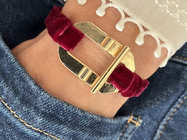 Bracelet fantaisie doré à l'or fin & son cordon framboise