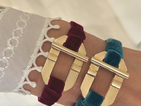 Bracelet doré design & son cordon velours lumineux.