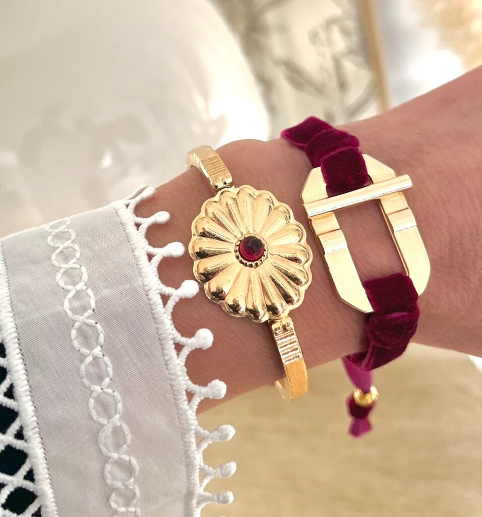 Bracelet tendance doré l'or fin et son cordon velours framboise