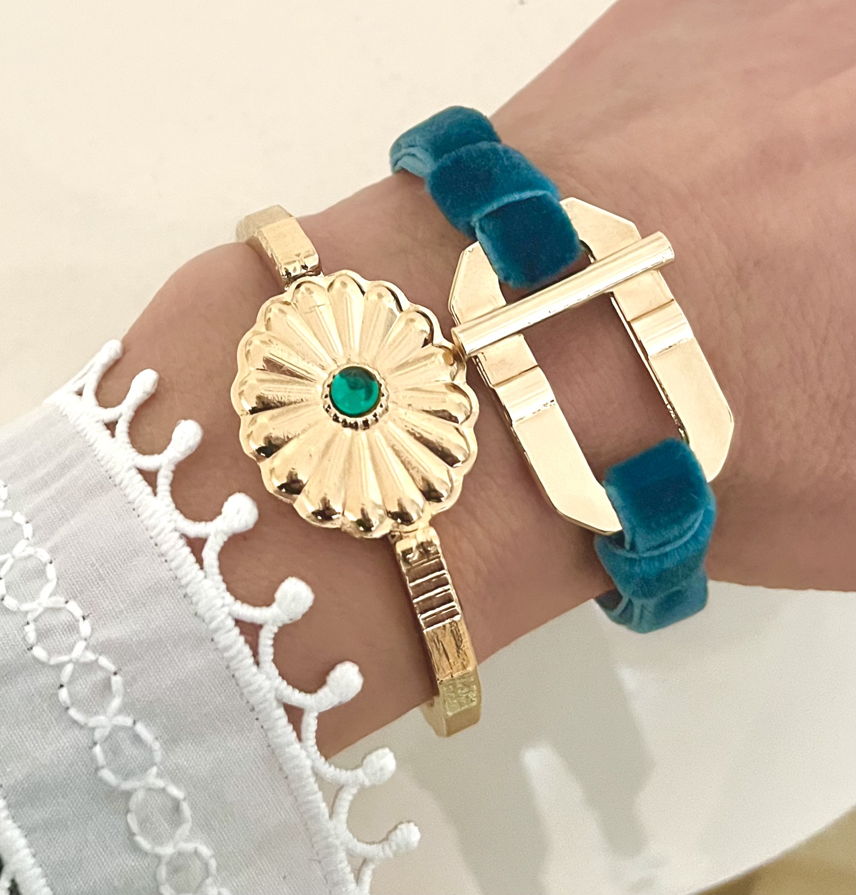 Bracelet doré velours bleu lagon