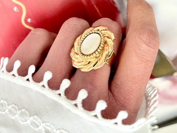 Bague plaqué or ajustable au design estonné