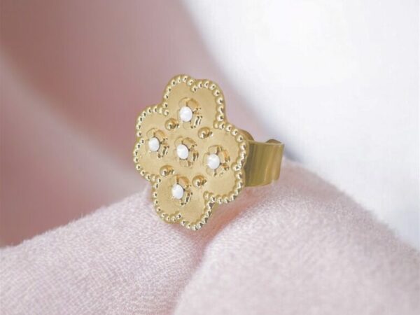 Bague au design floral & ses perles cristal lumineuses