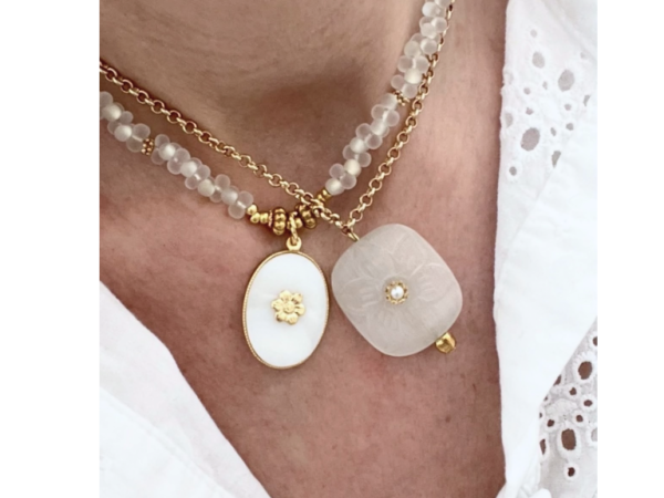 Collier femme doré à l'or fin pendentif floral