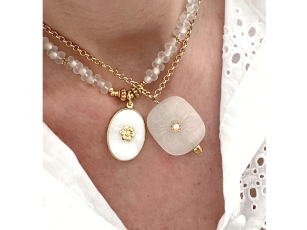 Collier femme pendentif floral & sa perle lumineuse