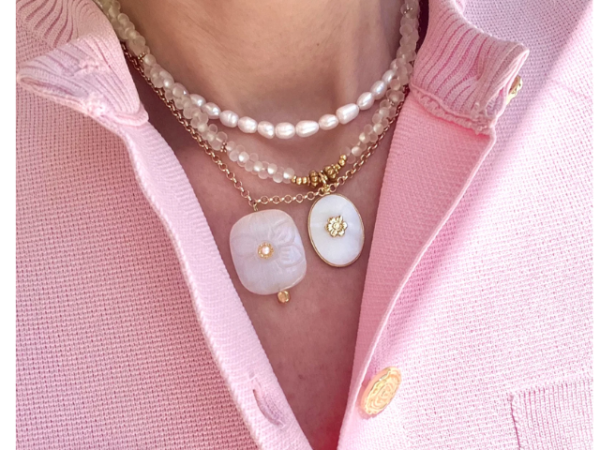 Collier bohème au design floral & sa perle cristal