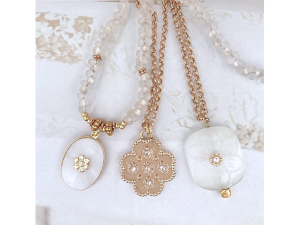 Collier pour femmes au design floral dorés à l'or fin