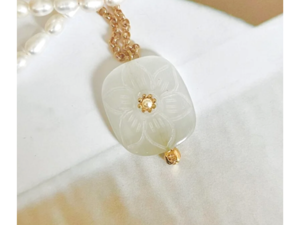 Collier bohème au design floral doré à l'or fin