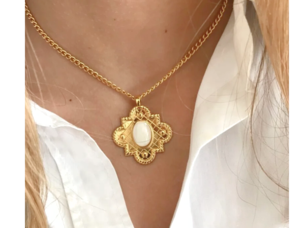 Collier pierre ovale