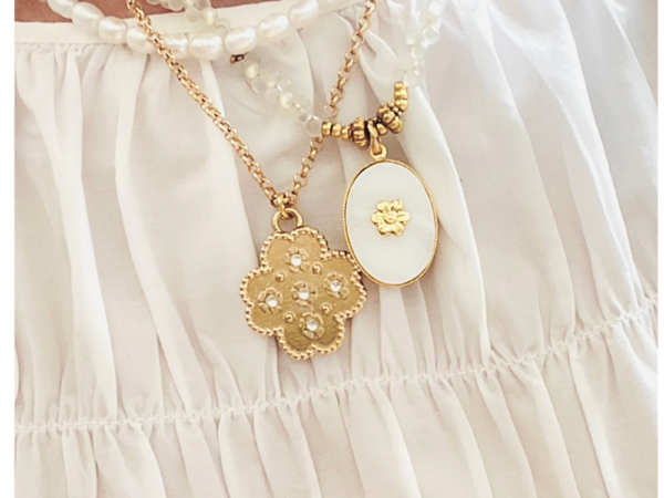 Collier femme doré à l'or fin & ses perles cristal lumineuses