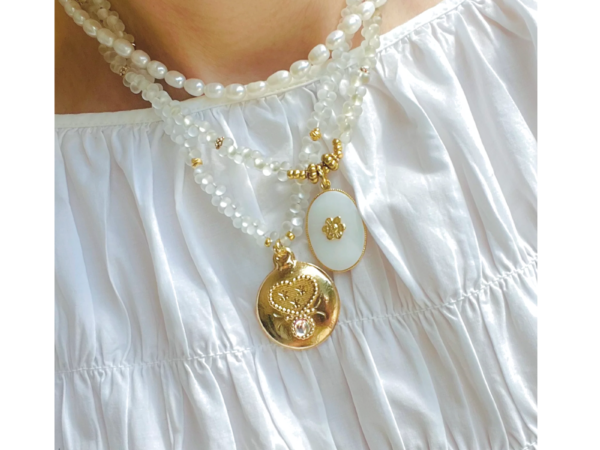 Collier fantaisie doré & sa perle lumineuse