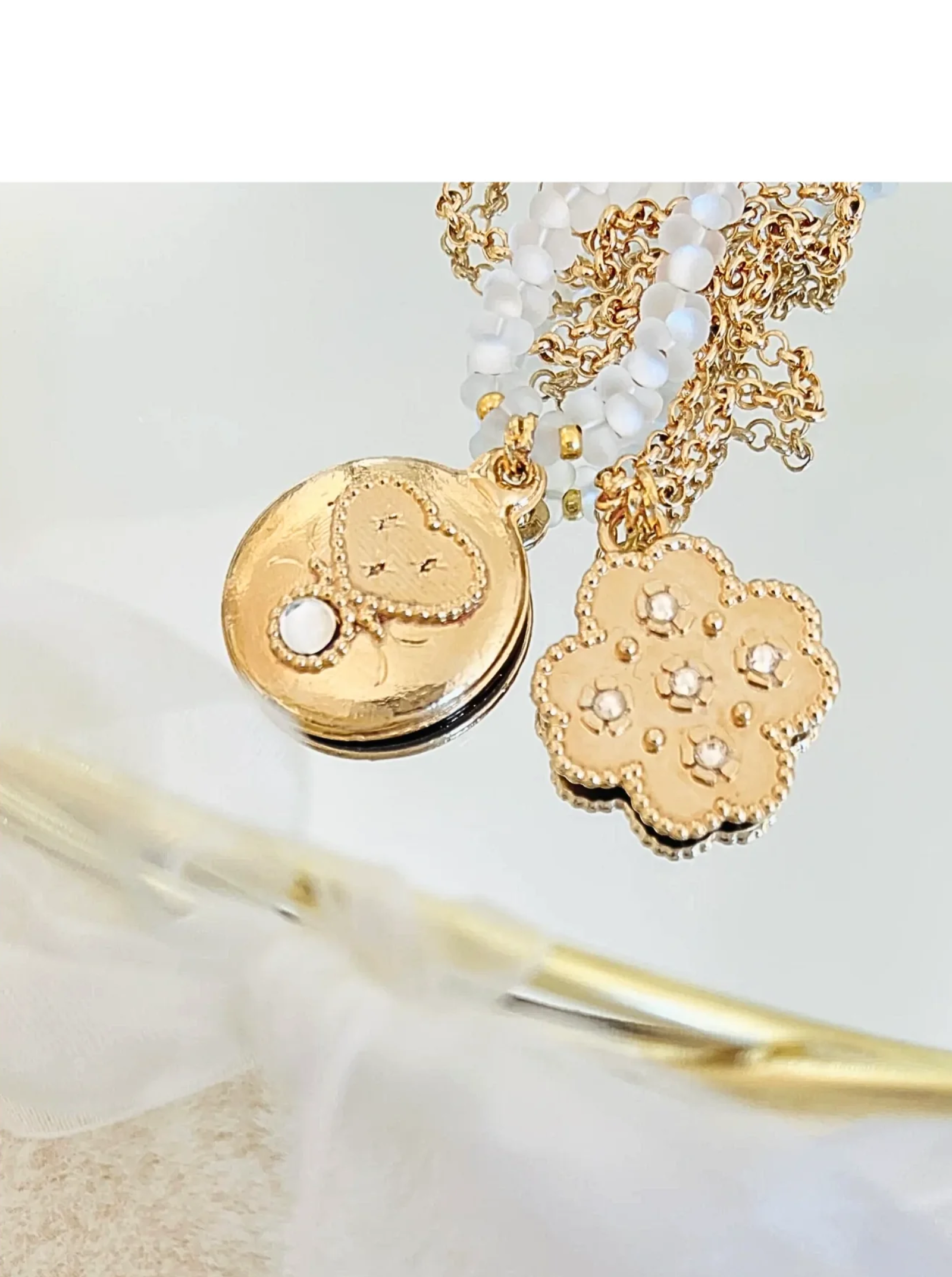Collier femme élégant doré à l'or fin 24 carats.