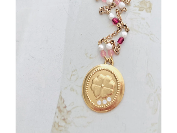 Collier femme tendance au design floral