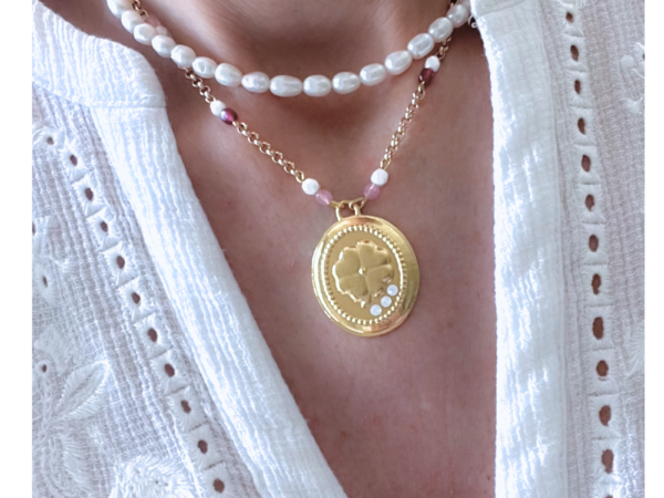 Collier pour femmes au design florale