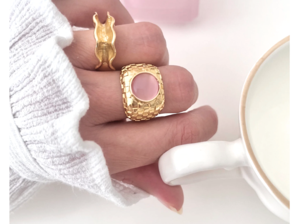 Bague ajustable dorée à l'or fin & sa perle rose lumineuse