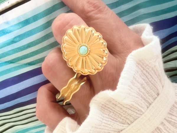 Bague fantaisie plaqué or au design floral ornée d'une perle lumineuse