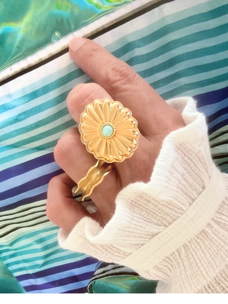 Bague fantaisie plaqué or au design floral ornée d'une perle lumineuse