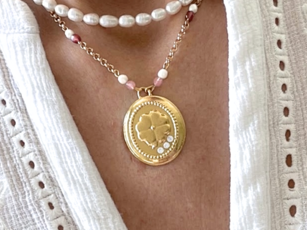 Collier pour femmes au design florale